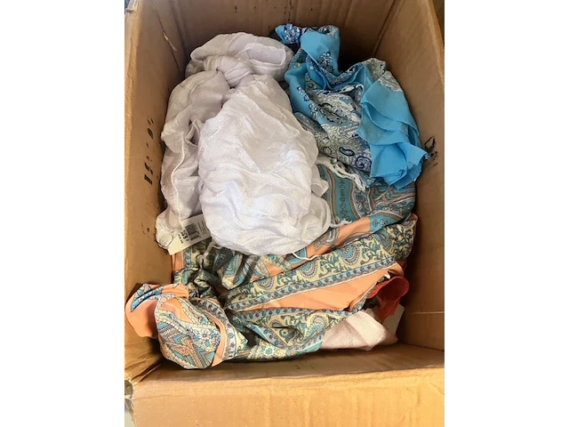 30 plus 10 shawls retour uit verkoop totaal dus 40 shawls - afbeelding 7 van  9