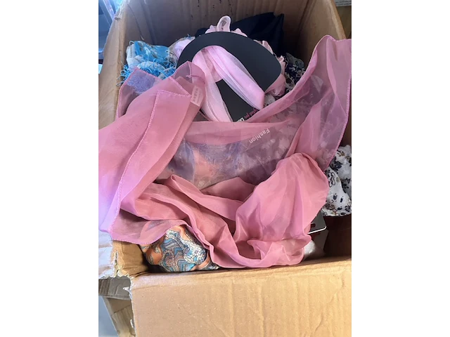 30 plus 10 shawls retour uit verkoop totaal dus 40 shawls - afbeelding 8 van  9