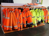 30 werkjassen en vesten in diverse maten merken en uitvoeringen op twee rekken. - afbeelding 1 van  2