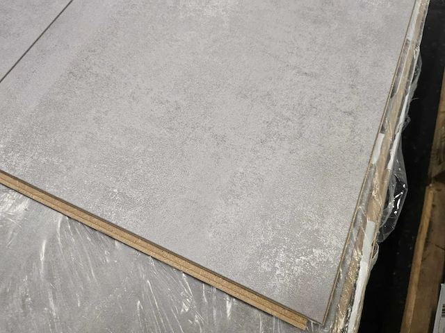 31 m2 laminaat tegel - 635 x 327 x 8 mm - afbeelding 2 van  3