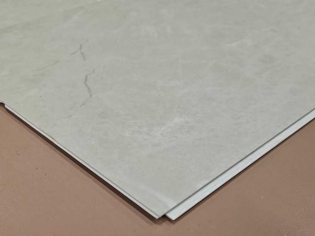 32 m2 pvc spc click tegel - 820 x 304 x 4 mm - afbeelding 2 van  3