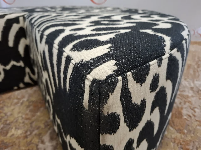 3/4 ronde poef zwart wit gestoffeerd - afbeelding 5 van  7