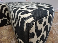 3/4 ronde poef zwart wit gestoffeerd - afbeelding 5 van  7