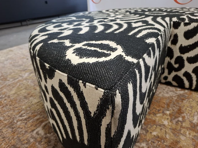 3/4 ronde poef zwart wit gestoffeerd - afbeelding 7 van  7
