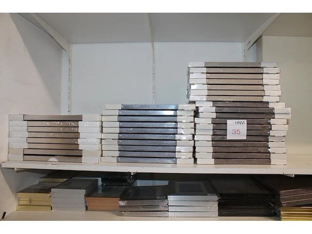 35 fotolijsten 30 x 40 in diverse uitvoeringen waaronder aluminium en hout in drie kleuren. - afbeelding 1 van  2