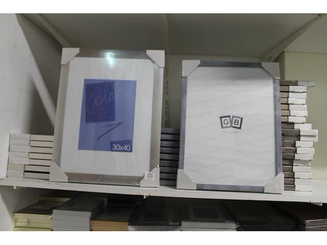 35 fotolijsten 30 x 40 in diverse uitvoeringen waaronder aluminium en hout in drie kleuren. - afbeelding 2 van  2