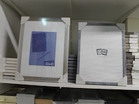35 fotolijsten 30 x 40 in diverse uitvoeringen waaronder aluminium en hout in drie kleuren. - afbeelding 2 van  2
