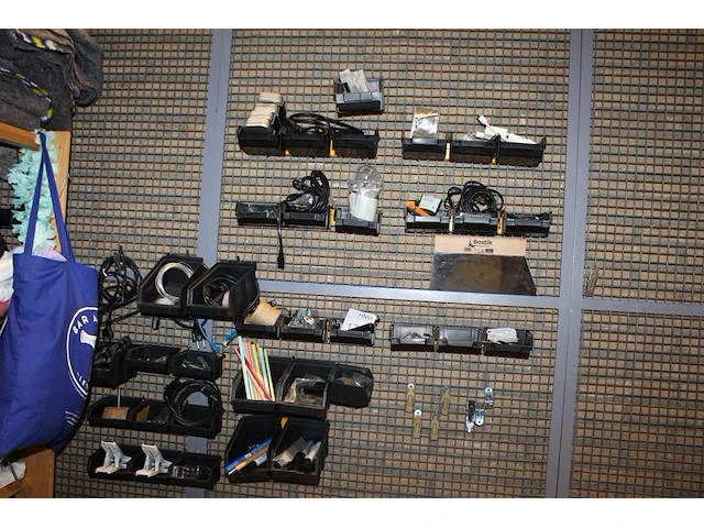 35 kunststoffen bakjes met klusmaterialen. - afbeelding 1 van  2