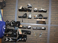 35 kunststoffen bakjes met klusmaterialen. - afbeelding 1 van  2