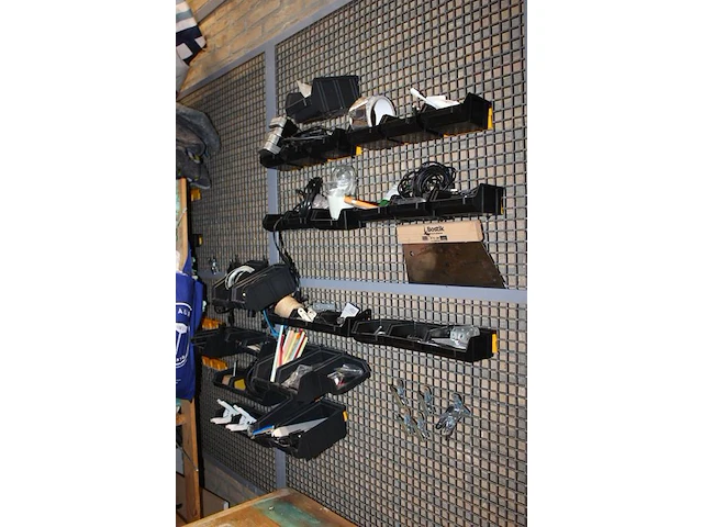 35 kunststoffen bakjes met klusmaterialen. - afbeelding 2 van  2