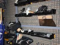 35 kunststoffen bakjes met klusmaterialen. - afbeelding 2 van  2