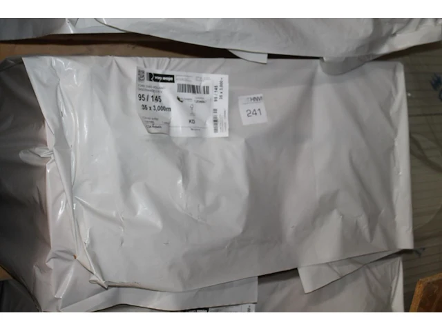 35 vurenhouten geschaafde balken 95 x 145 mm en lengte 300 cm (1,446 m3). let op! kavel is onderdeel van co... onderdeel van combinatiekavel combinatiekavel van kavels b238 t/m b244 zijnde 234 vurenhouten geschaafde balken 95 x 145 mm en lengte 300 cm (1,446 m3). - afbeelding 2 van  3