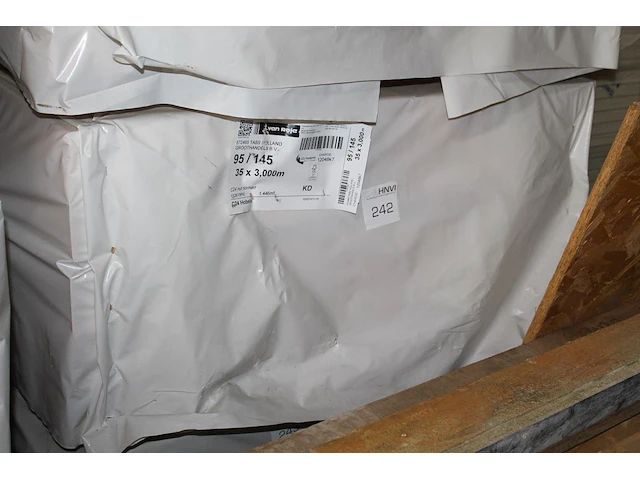 35 vurenhouten geschaafde balken 95 x 145 mm en lengte 300 cm (1,446 m3). let op! kavel is onderdeel van co... onderdeel van combinatiekavel combinatiekavel van kavels b238 t/m b244 zijnde 234 vurenhouten geschaafde balken 95 x 145 mm en lengte 300 cm (1,446 m3). - afbeelding 1 van  3