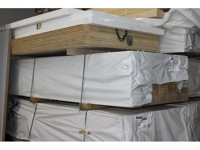 35 vurenhouten geschaafde balken 95 x 145 mm en lengte 300 cm (1,446 m3). - afbeelding 1 van  2