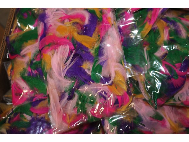 35 zakken veren gekleurd - afbeelding 1 van  5