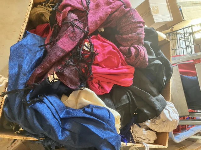 36 shawls retour uit verkoop - afbeelding 3 van  9