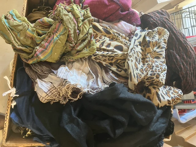 36 shawls retour uit verkoop - afbeelding 8 van  9
