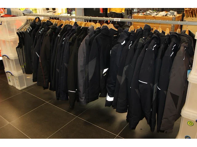 36 werkjassen en bodywarmers op rek in diverse maten merken en uitvoeringen. - afbeelding 1 van  2