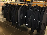 36 werkjassen en bodywarmers op rek in diverse maten merken en uitvoeringen. - afbeelding 1 van  2