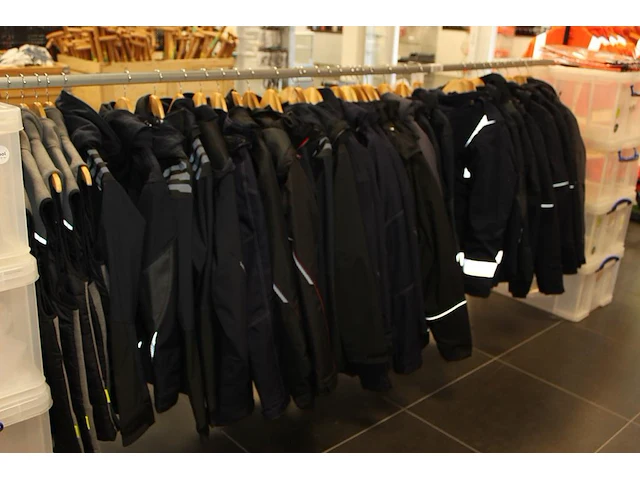 36 werkjassen en bodywarmers op rek in diverse maten merken en uitvoeringen. - afbeelding 2 van  2