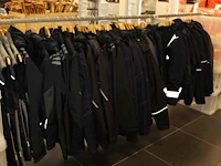 36 werkjassen en bodywarmers op rek in diverse maten merken en uitvoeringen. - afbeelding 2 van  2