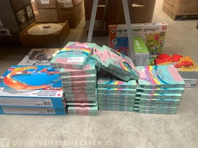 37x a-merk speelgoed w.o. jumbo, hot wheels, stick-o - afbeelding 1 van  8