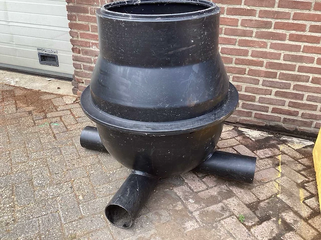 3x 160 mm gaten - rioolput - afbeelding 1 van  4