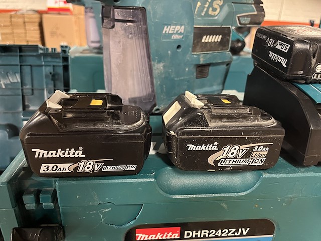 3x bouwgereedschap, 3x accu, 1x lader, m-boxen makita, 1x djv182zj, 1x dhs630zj, 1x dhr242zjv - afbeelding 8 van  11