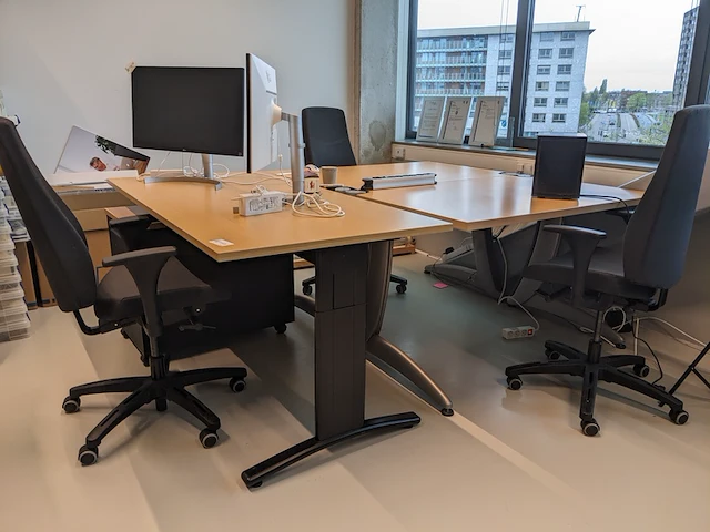 3x bureau met 3x bureaustoel en ladeblok | locatie amsterdam - afbeelding 1 van  9