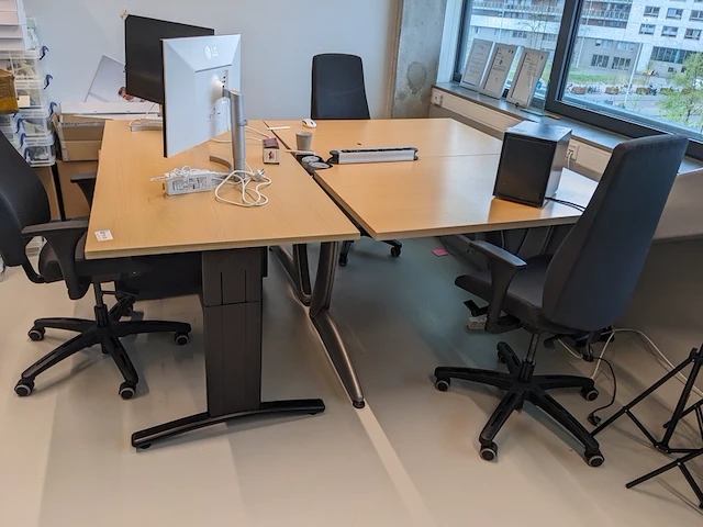 3x bureau met 3x bureaustoel en ladeblok | locatie amsterdam - afbeelding 2 van  9
