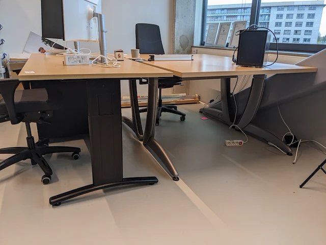 3x bureau met 3x bureaustoel en ladeblok | locatie amsterdam - afbeelding 3 van  9