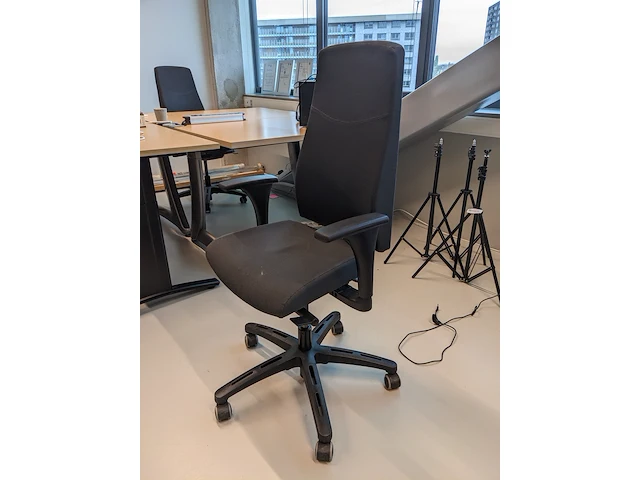 3x bureau met 3x bureaustoel en ladeblok | locatie amsterdam - afbeelding 4 van  9