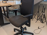 3x bureau met 3x bureaustoel en ladeblok | locatie amsterdam - afbeelding 4 van  9