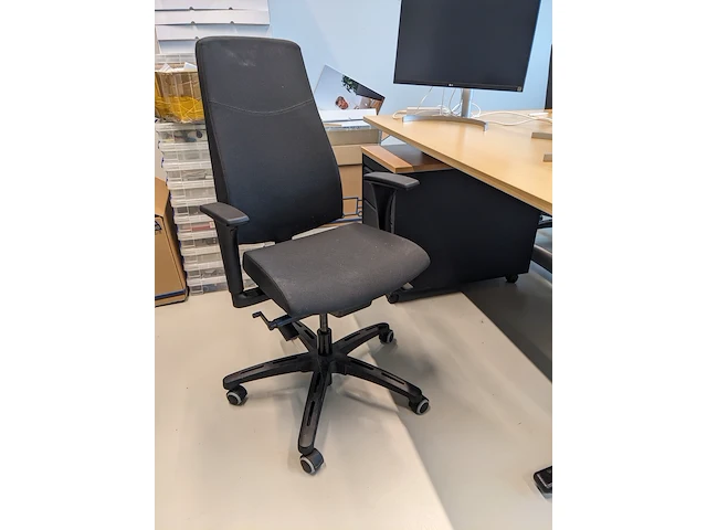 3x bureau met 3x bureaustoel en ladeblok | locatie amsterdam - afbeelding 5 van  9