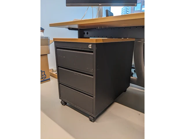 3x bureau met 3x bureaustoel en ladeblok | locatie amsterdam - afbeelding 6 van  9