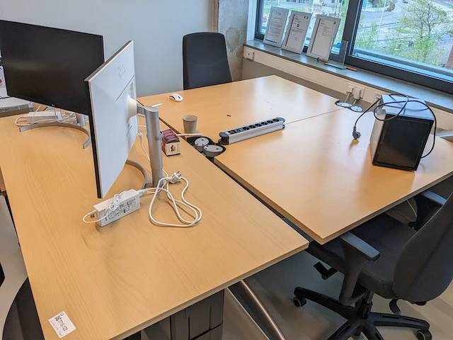 3x bureau met 3x bureaustoel en ladeblok | locatie amsterdam - afbeelding 8 van  9