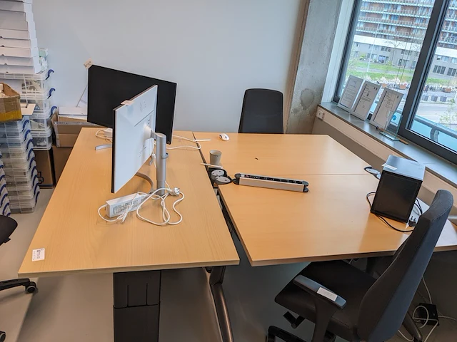 3x bureau met 3x bureaustoel en ladeblok | locatie amsterdam - afbeelding 9 van  9