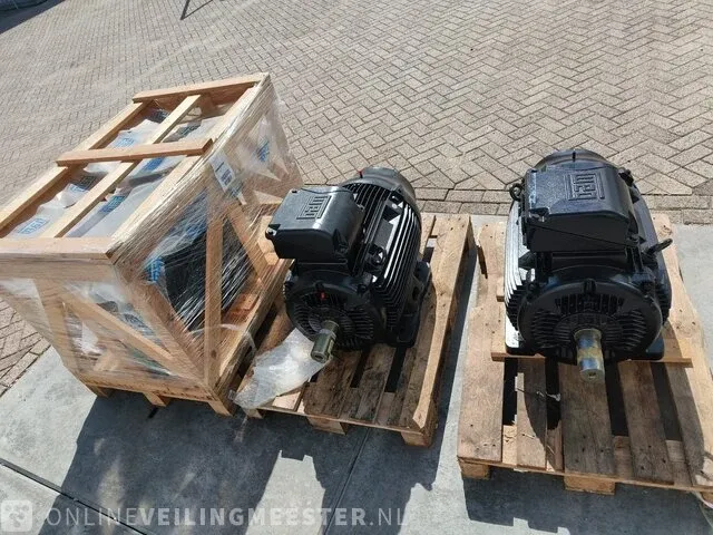 3x elektromotor 75 kw ongebruikt weg, w22 premium, zwart, bouwjaar 2018 - afbeelding 1 van  8