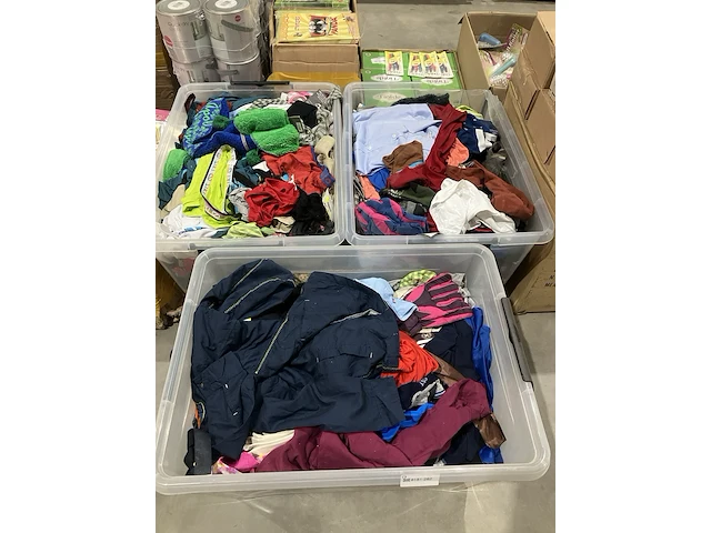 3x grote bakken kleding - afbeelding 1 van  8