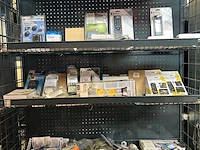 3x inhoud stellingvak diverse gadgets w.o. hapé, dunlop - afbeelding 1 van  15