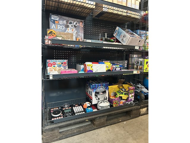 3x inhoud stellingvak met a-merk speelgoed w.o. nintendo switch, vtech, disney, jvc, clementoni - afbeelding 1 van  7