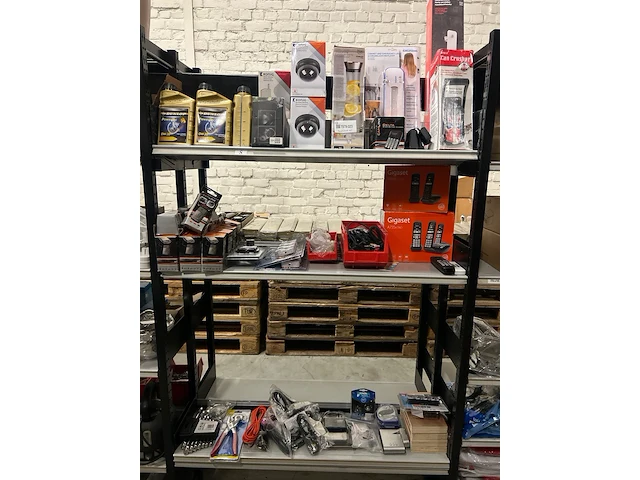 3x inhoud stellingvak w.o. bouwmarktartikelen w.o. dunlop, grundig - afbeelding 1 van  4