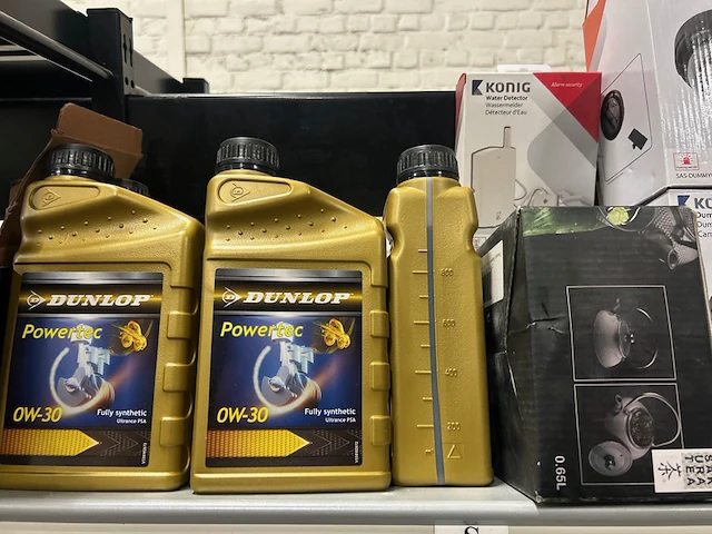 3x inhoud stellingvak w.o. bouwmarktartikelen w.o. dunlop, grundig - afbeelding 2 van  4