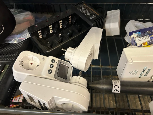 3x inhoud stellingvak w.o. bouwmarktartikelen w.o. konig, black&decker - afbeelding 2 van  13