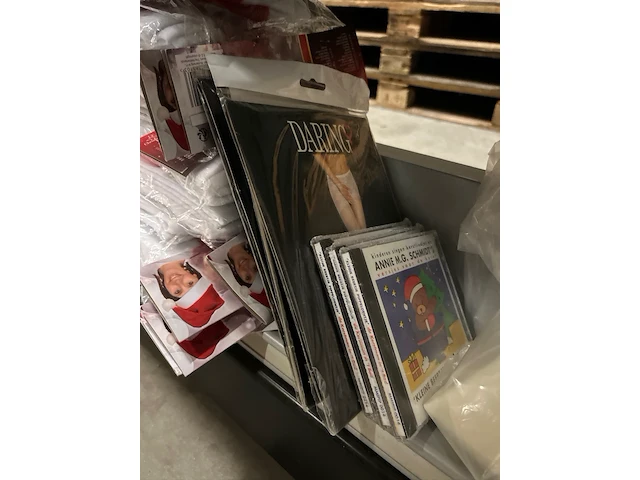 3x inhoud stellingvak w.o. cd's, bouwmarktartikelen w.o. varta, dunlop - afbeelding 11 van  11