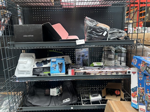 3x inhoud stellingvak w.o. dry shaver, opblaasbare poef, tas w.o. philips, hapé - afbeelding 1 van  7