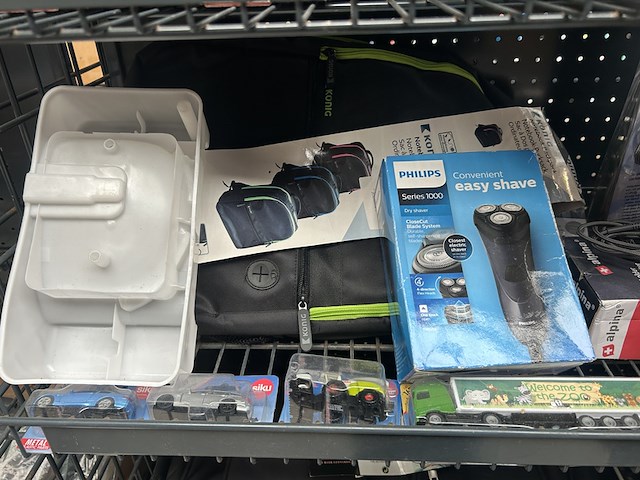 3x inhoud stellingvak w.o. dry shaver, opblaasbare poef, tas w.o. philips, hapé - afbeelding 2 van  7