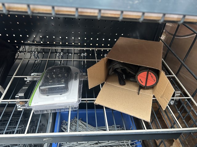 3x inhoud stellingvak w.o. dry shaver, opblaasbare poef, tas w.o. philips, hapé - afbeelding 3 van  7