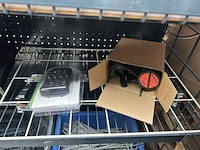 3x inhoud stellingvak w.o. dry shaver, opblaasbare poef, tas w.o. philips, hapé - afbeelding 3 van  7