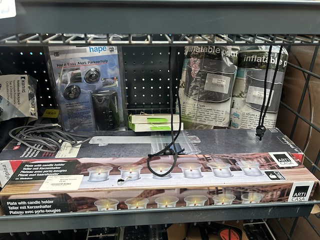 3x inhoud stellingvak w.o. dry shaver, opblaasbare poef, tas w.o. philips, hapé - afbeelding 4 van  7